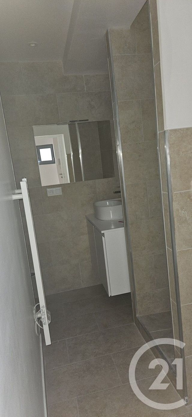 Appartement T2 à louer - 2 pièces - 39.52 m2 - FORCALQUIER - 04 - PROVENCE-ALPES-COTE-D-AZUR - Century 21 Provence Immobilier