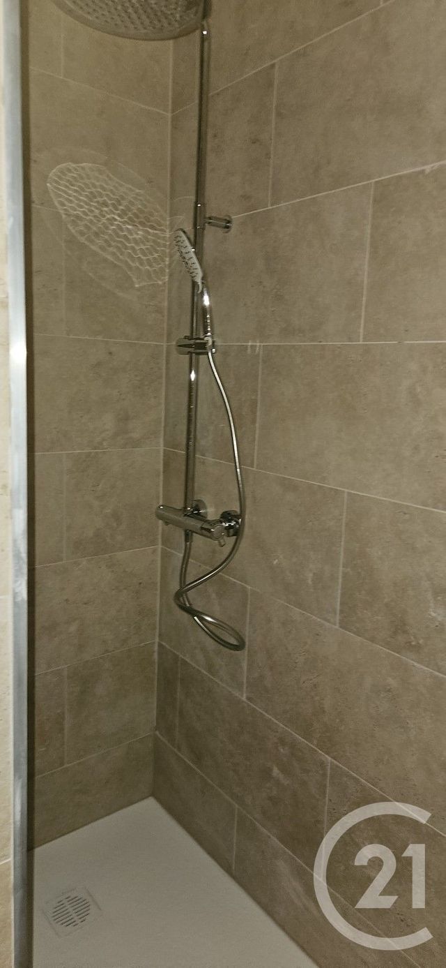 Appartement T2 à louer - 2 pièces - 39.52 m2 - FORCALQUIER - 04 - PROVENCE-ALPES-COTE-D-AZUR - Century 21 Provence Immobilier